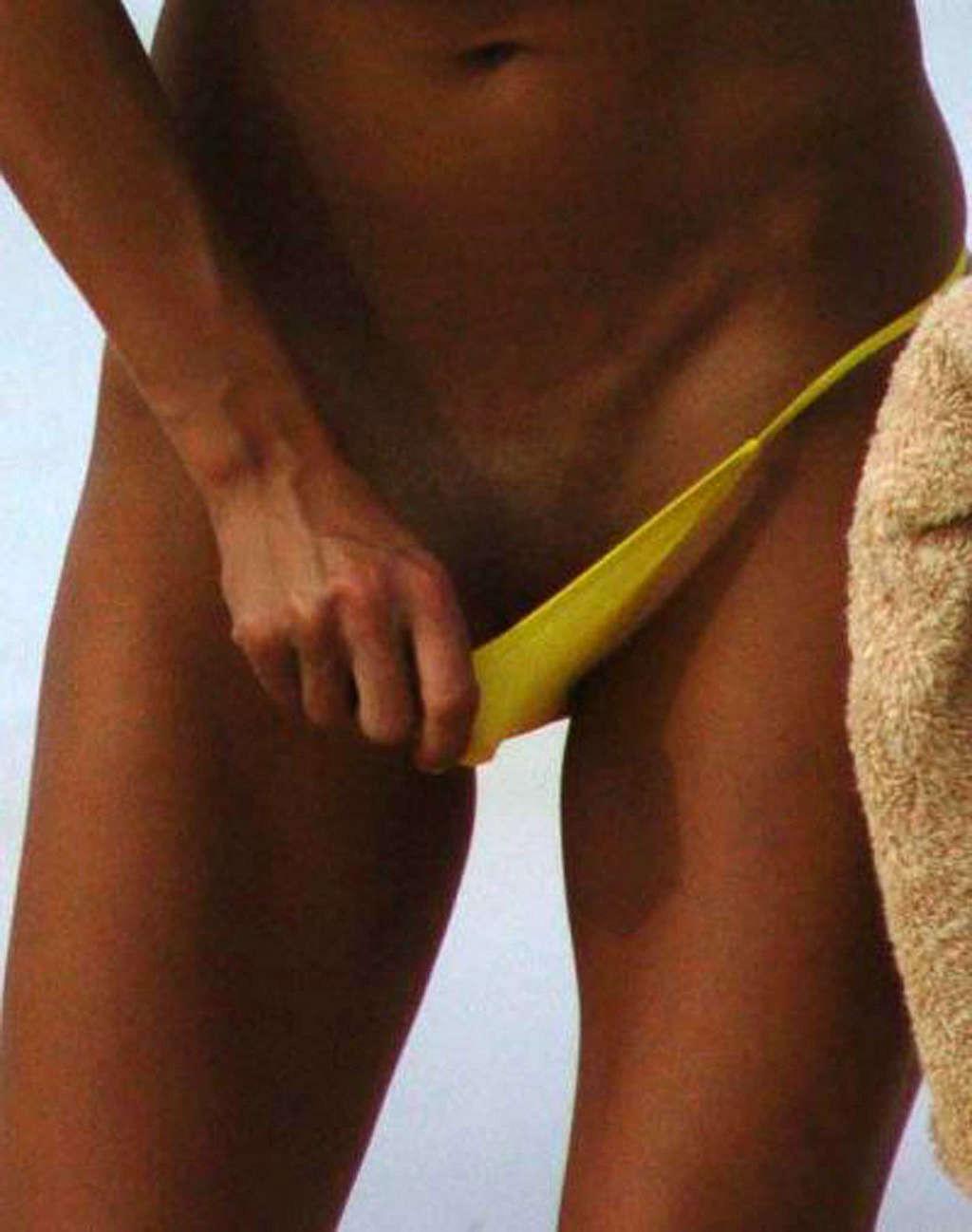 16P Anna Kournikova showing her sexy and hot body in bikini