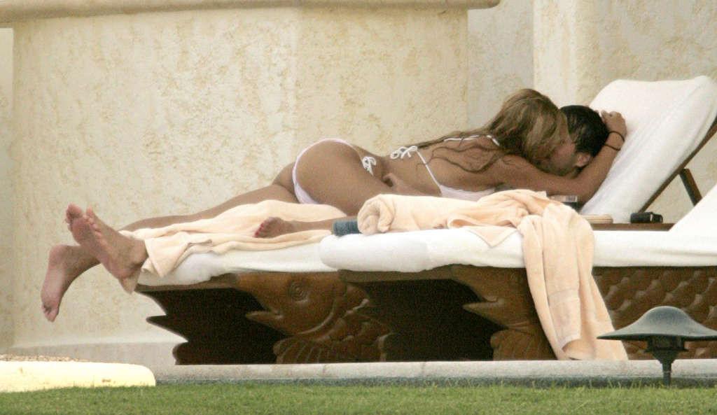 16P Anna Kournikova showing her sexy and hot body in bikini