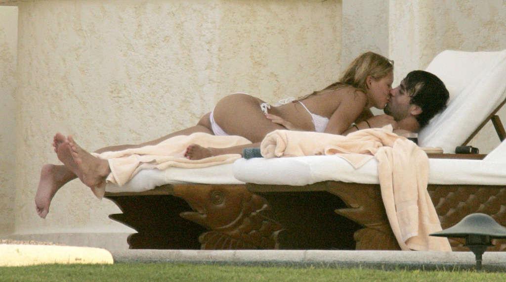16P Anna Kournikova showing her sexy and hot body in bikini