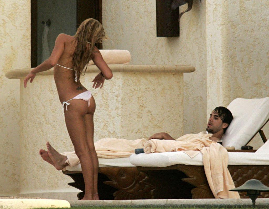 16P Anna Kournikova showing her sexy and hot body in bikini