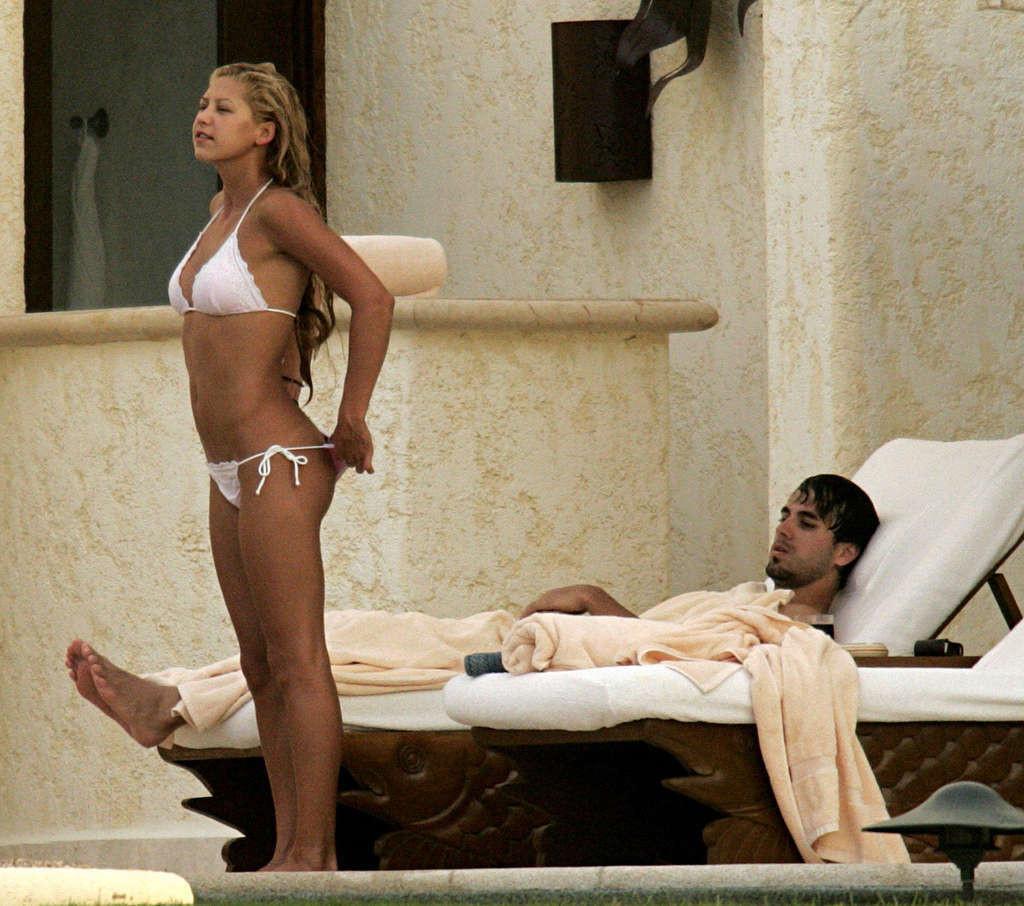 16P Anna Kournikova showing her sexy and hot body in bikini