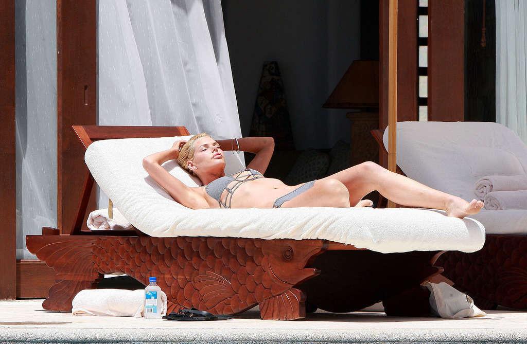 16P Sophie Monk showing her sexy body and huge boobs in bikini
