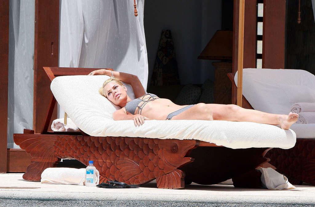 16P Sophie Monk showing her sexy body and huge boobs in bikini