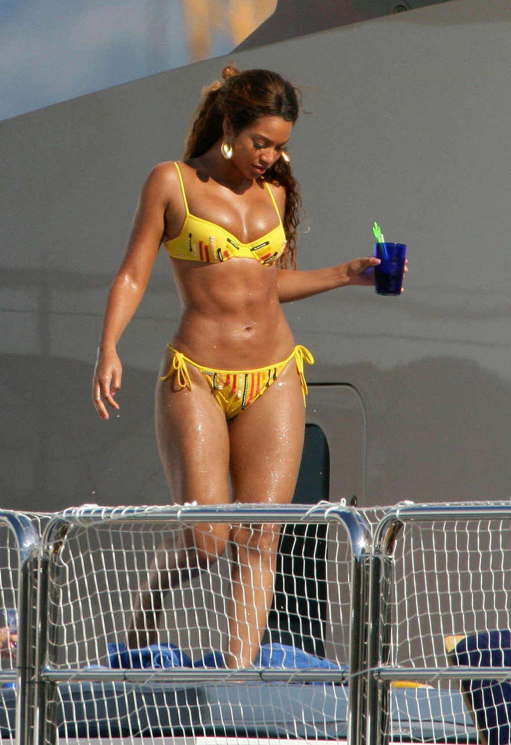 16P Beyonce Knowles very sexy and hot upskirt and bikini photos