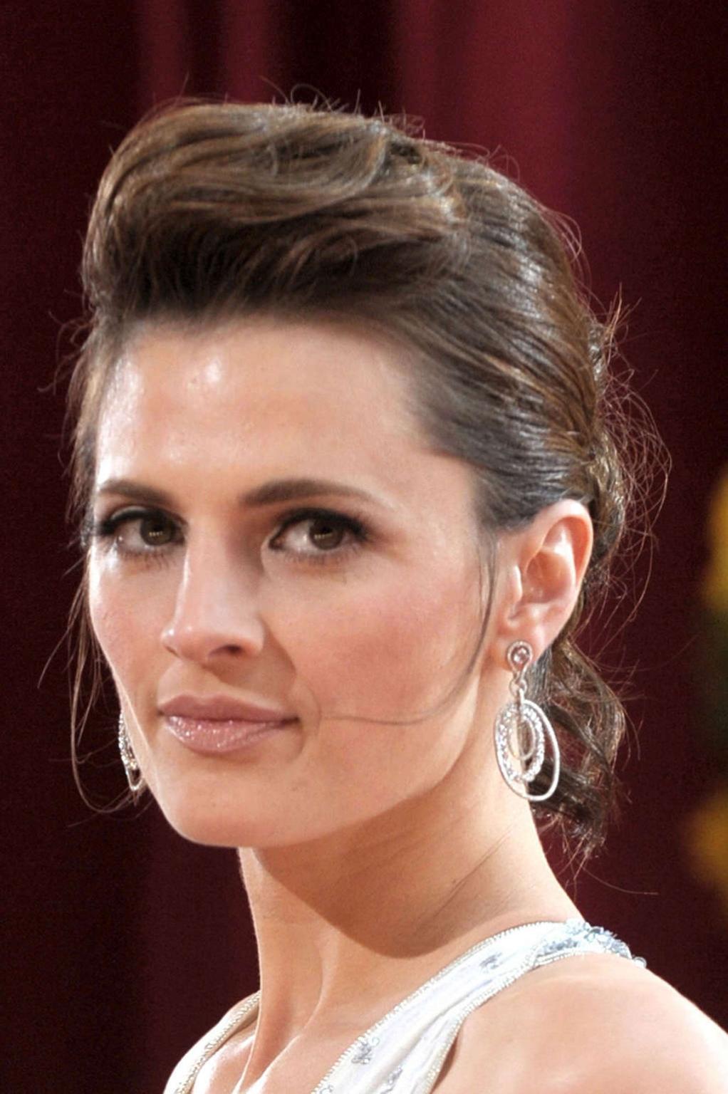 16P Stana Katic look sexy as hell in mini skirt and show tits