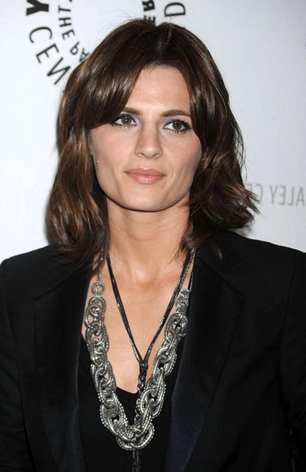 16P Stana Katic look sexy as hell in mini skirt and show tits