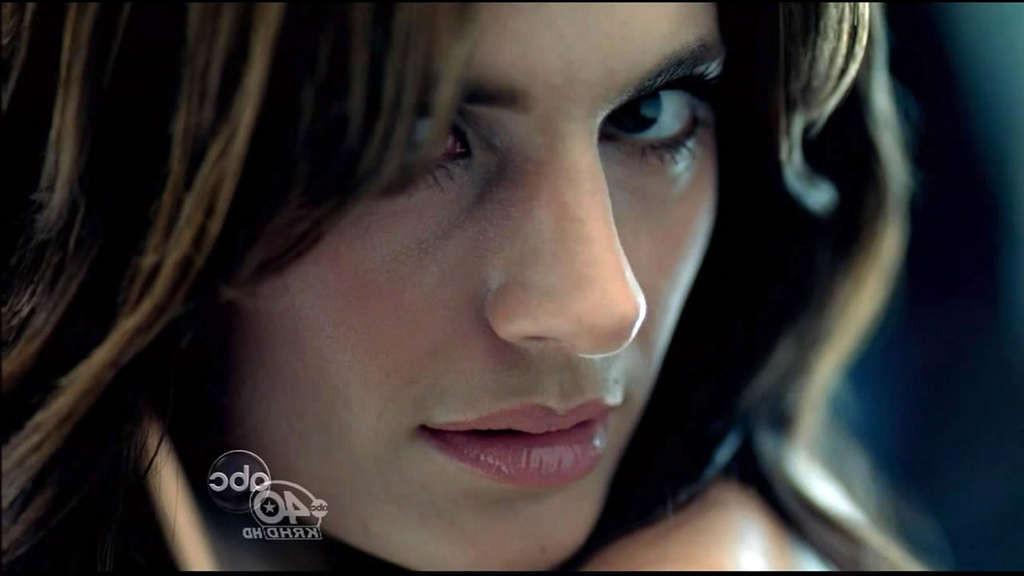 16P Stana Katic look sexy as hell in mini skirt and show tits