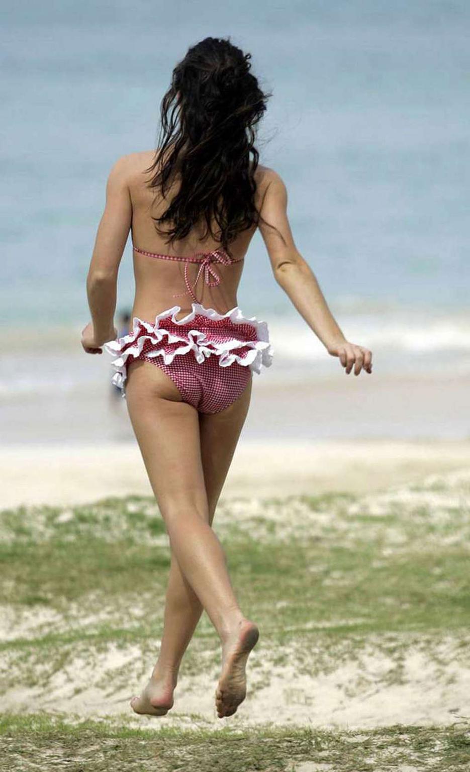 16P Evangeline Lilly showing her sexy body and hot ass in bikini