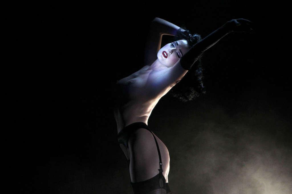 10P Dita Von Teese showing her nice tits and ass in thong on stage