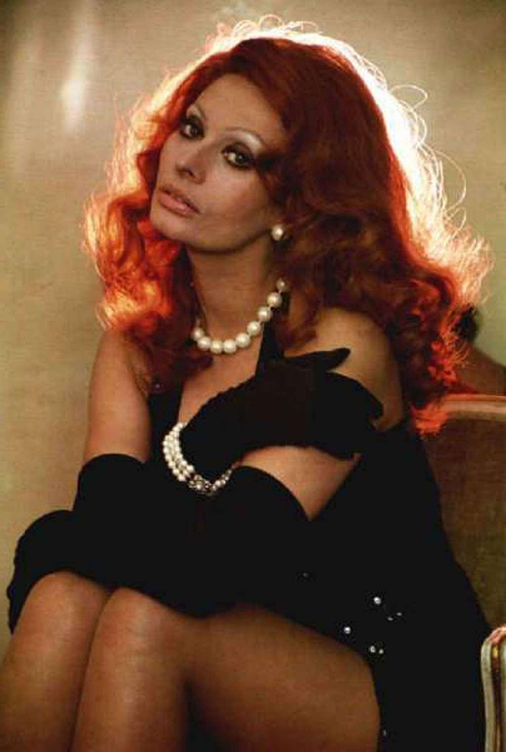 16P Sophia Loren showing her nice big tits paparazzi shoots