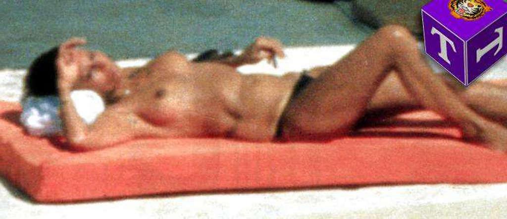 16P Sophia Loren showing her nice big tits paparazzi shoots