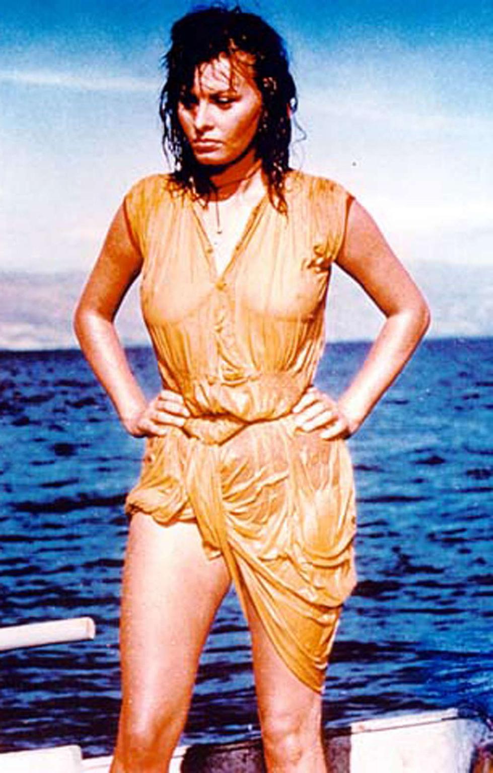 16P Sophia Loren showing her nice big tits paparazzi shoots