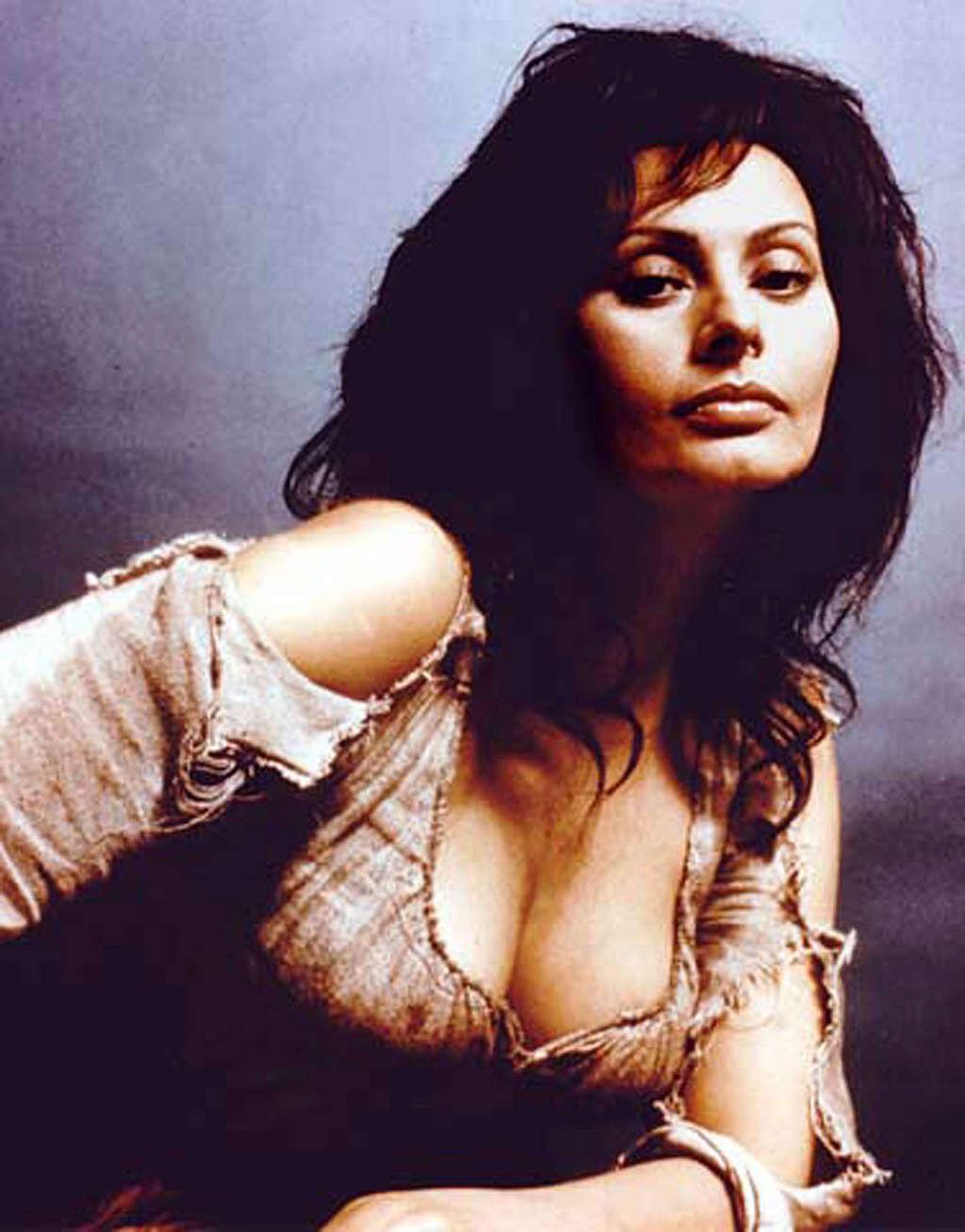 16P Sophia Loren showing her nice big tits paparazzi shoots