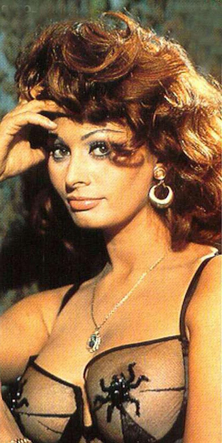 16P Sophia Loren showing her nice big tits paparazzi shoots
