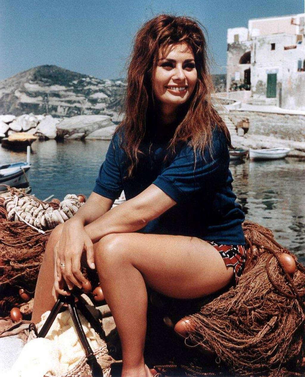 16P Sophia Loren showing her nice big tits paparazzi shoots