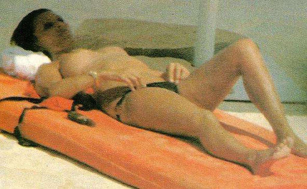 16P Sophia Loren showing her nice big tits paparazzi shoots