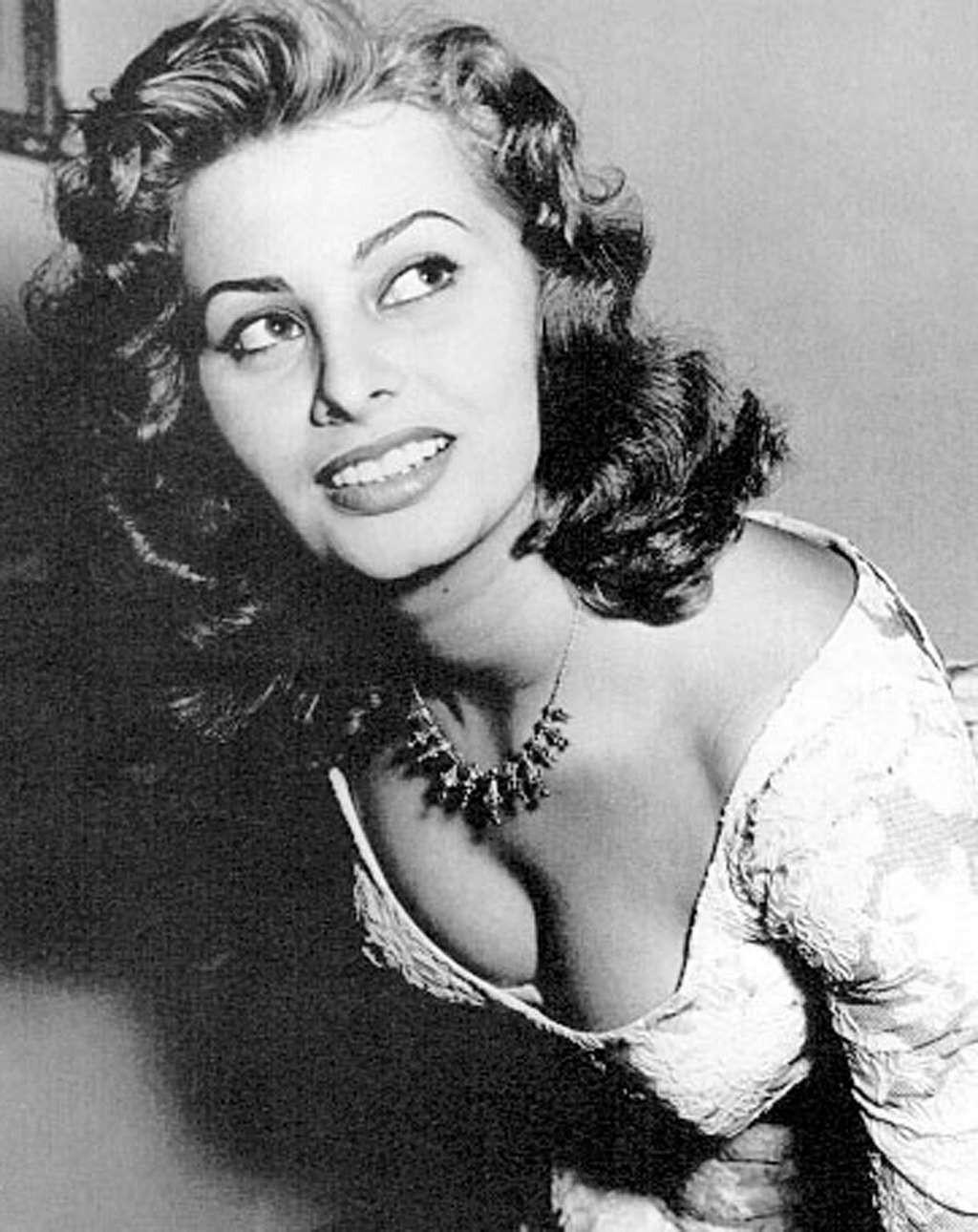 16P Sophia Loren showing her nice big tits paparazzi shoots