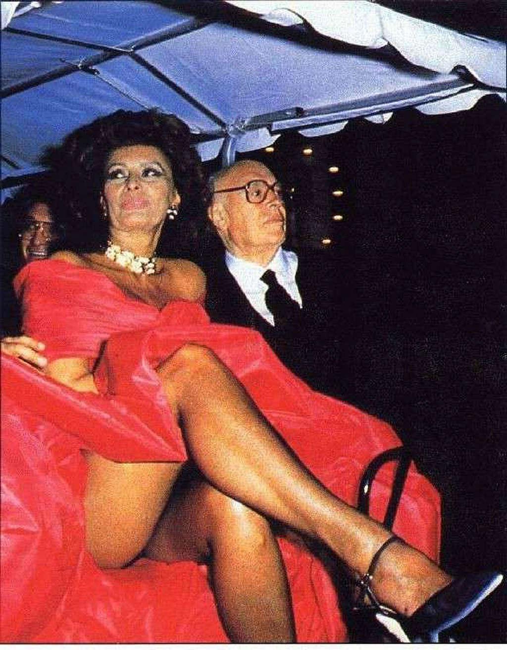 16P Sophia Loren showing her nice big tits paparazzi shoots