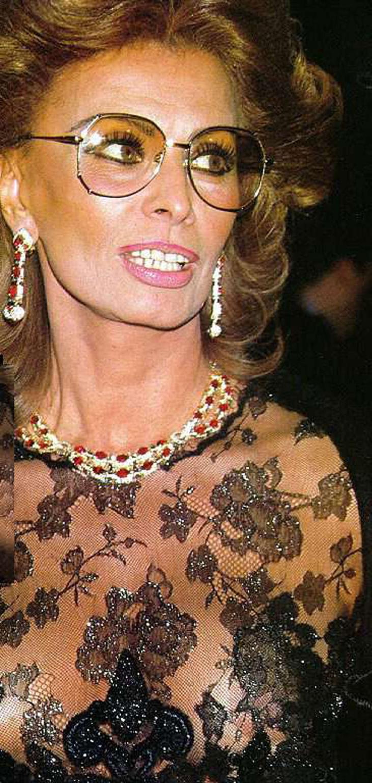 16P Sophia Loren showing her nice big tits paparazzi shoots