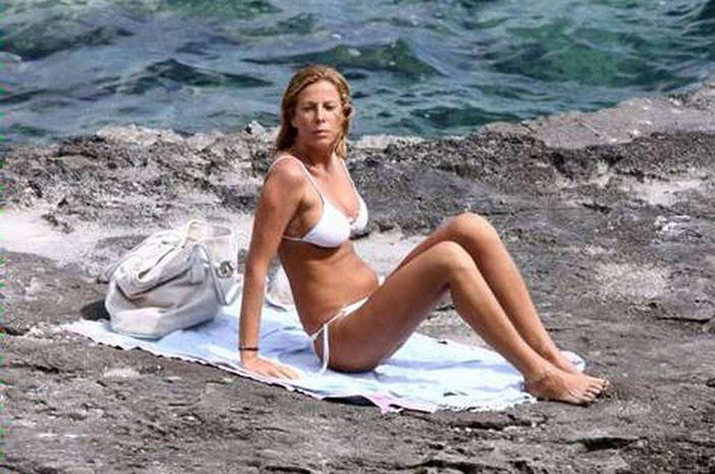 10P Alessia Marcuzzi showing her nice big tits and great ass and posing sexy in biki
