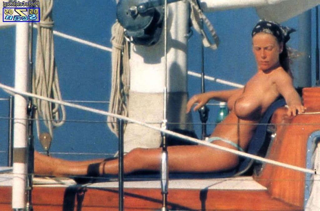 10P Alessia Marcuzzi showing her nice big tits and great ass and posing sexy in biki