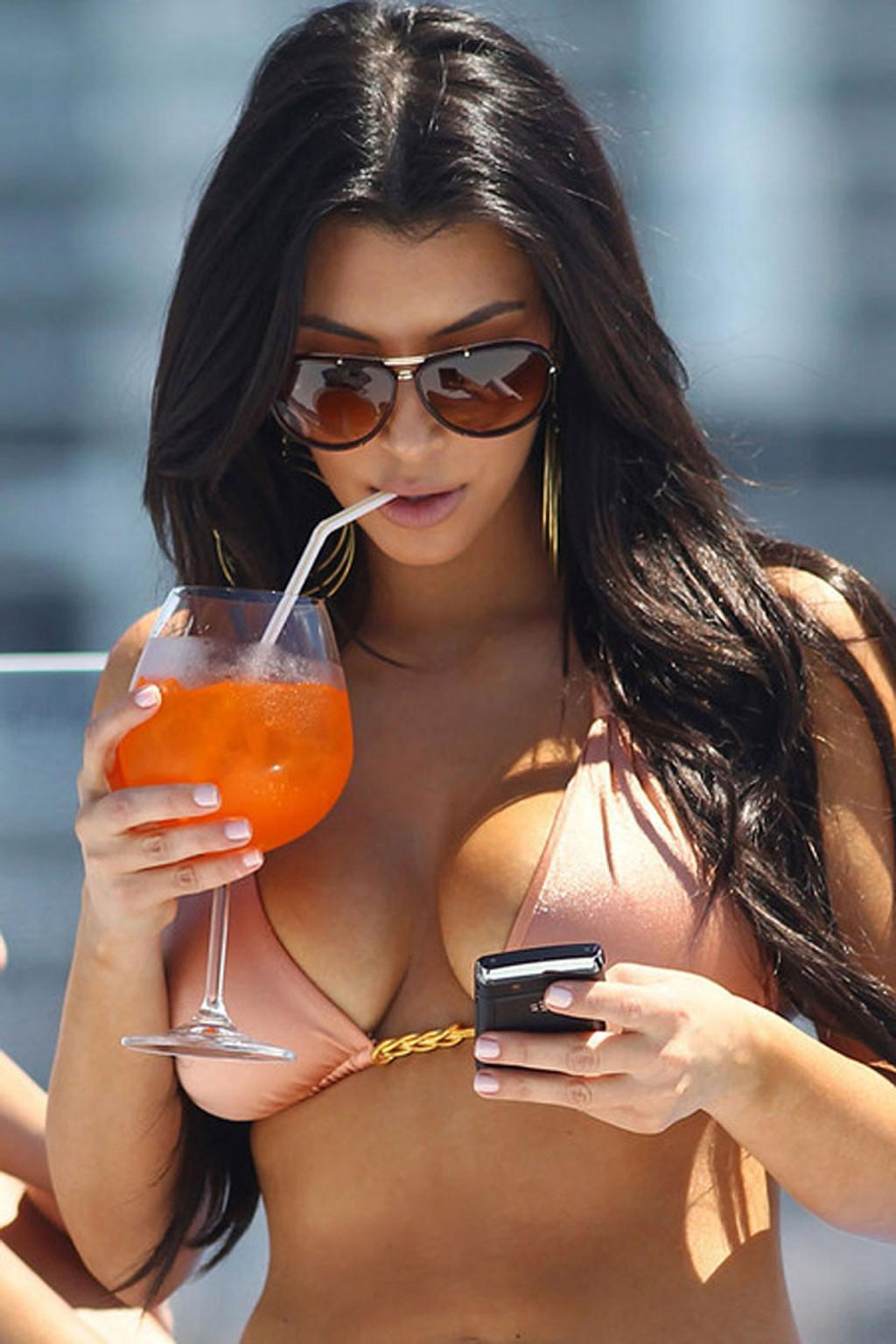 16P Kim Kardashian showing her huge tits and sexy body in bikini