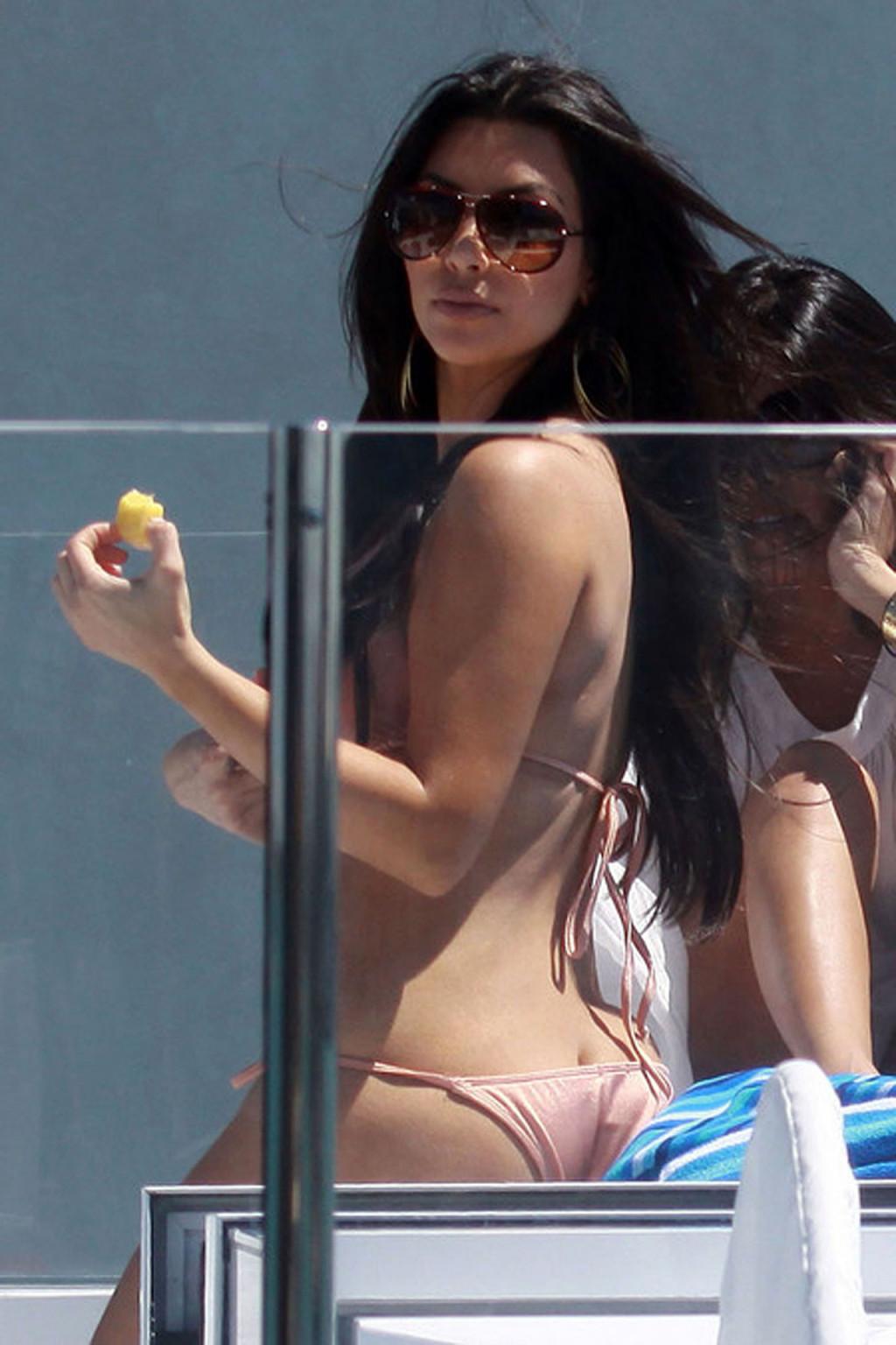 16P Kim Kardashian showing her huge tits and sexy body in bikini