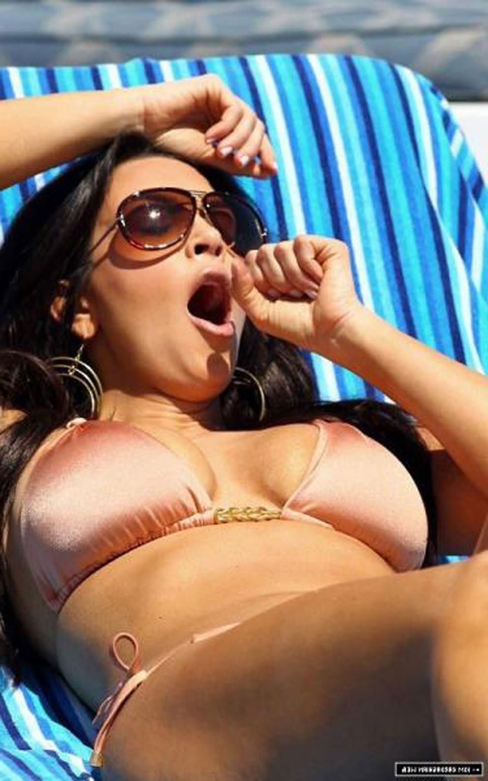 16P Kim Kardashian showing her huge tits and sexy body in bikini
