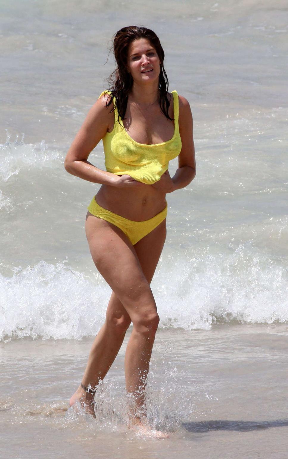 16P Stephanie Seymour showing her tits and body in see thru bikini