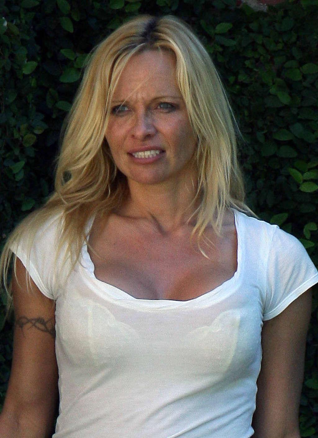 10P Pamela Anderson showing her nice big tits and great legs in shorts paparazzi sho