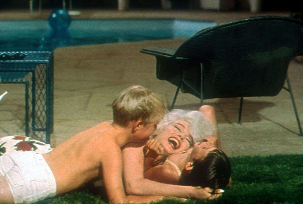 10P Marilyn Monroe posing all nude by the pool in some photoshoot