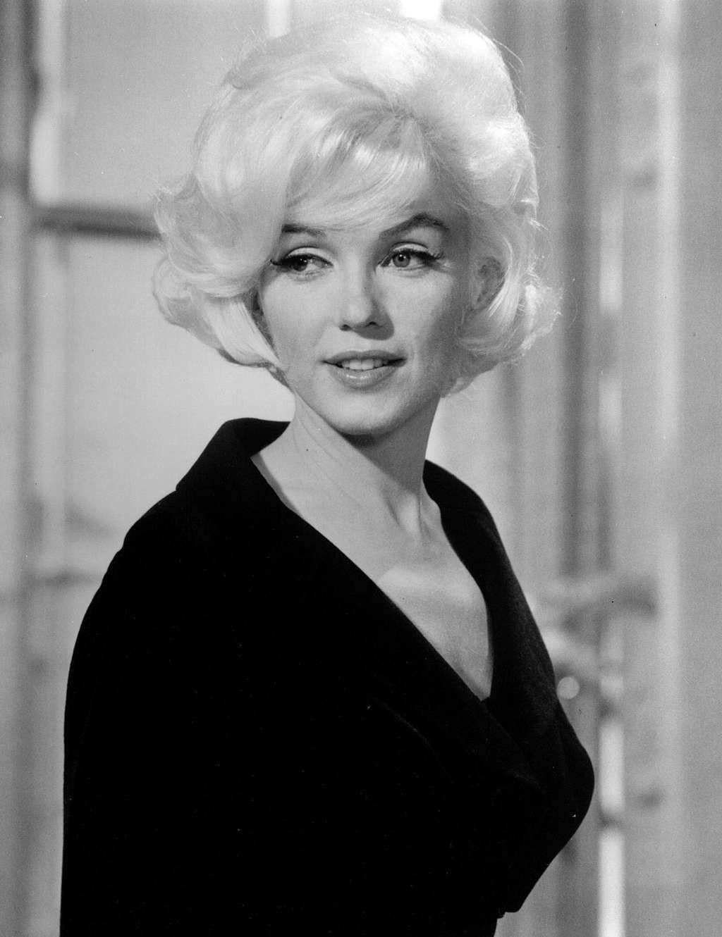10P Marilyn Monroe posing all nude by the pool in some photoshoot