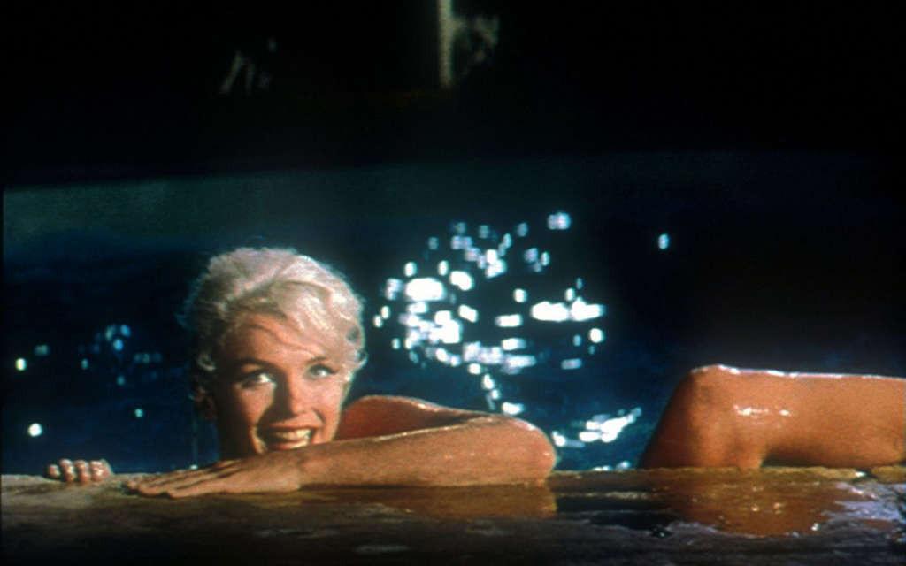 10P Marilyn Monroe posing all nude by the pool in some photoshoot