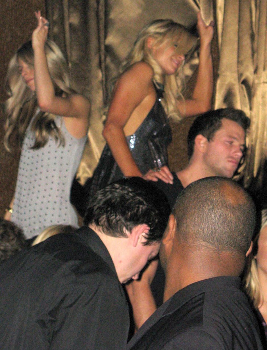 16P Slutty Paris Hilton nude upskirt party pics