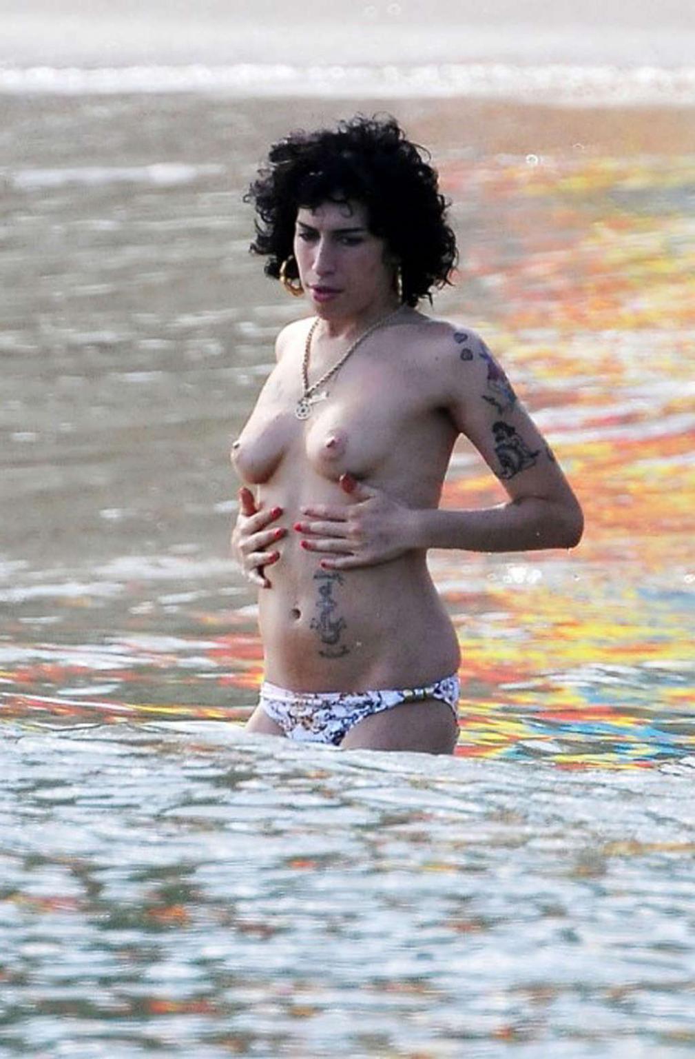 16P Amy Winehouse enjoying in topless on beach and showing huge boobs