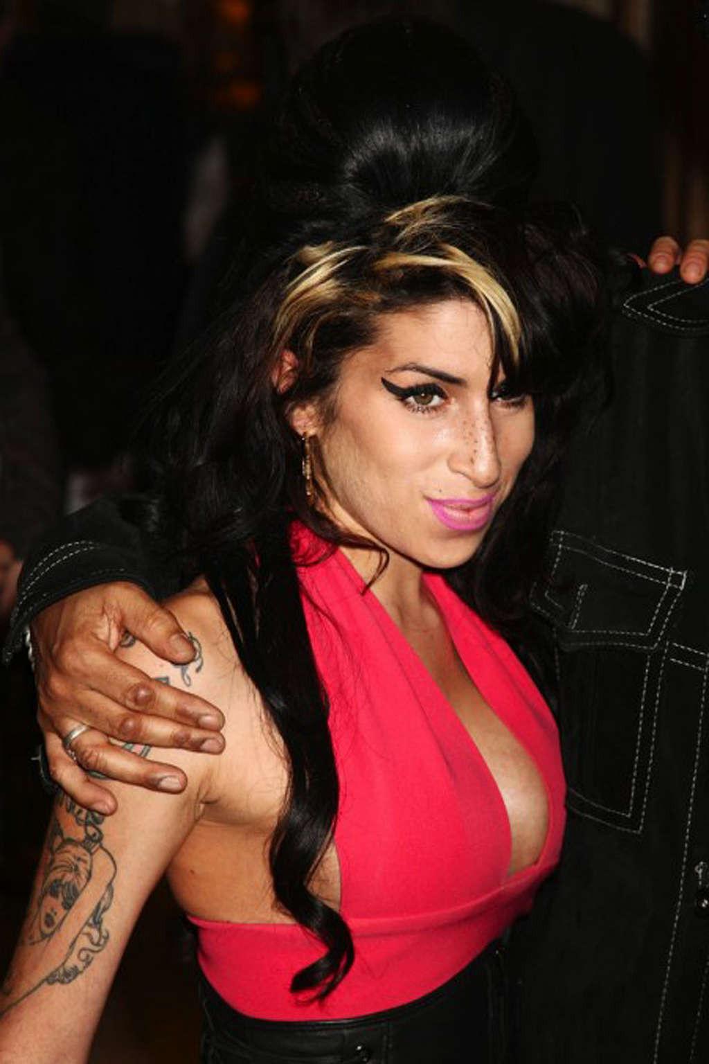 16P Amy Winehouse enjoying in topless on beach and showing huge boobs
