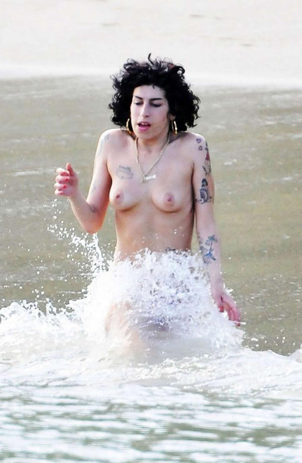 16P Amy Winehouse enjoying in topless on beach and showing huge boobs