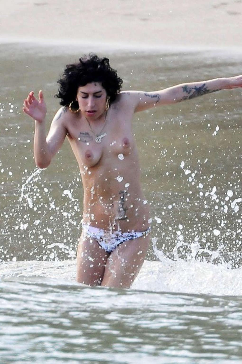 16P Amy Winehouse enjoying in topless on beach and showing huge boobs