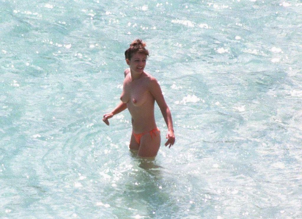 16P Liz Hurley nude big boobs at a public beach