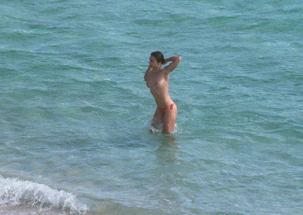 16P Liz Hurley nude big boobs at a public beach