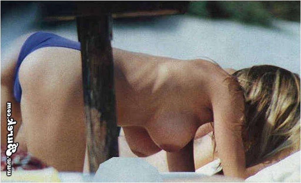 15P Michelle Hunziker showing her nice big tits on beach paparazzi shoots