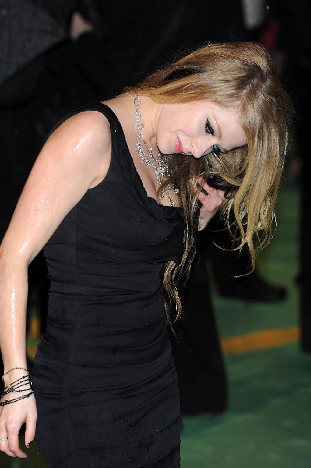 16P Avril Lavigne posing and showing sexy body in evening skirt