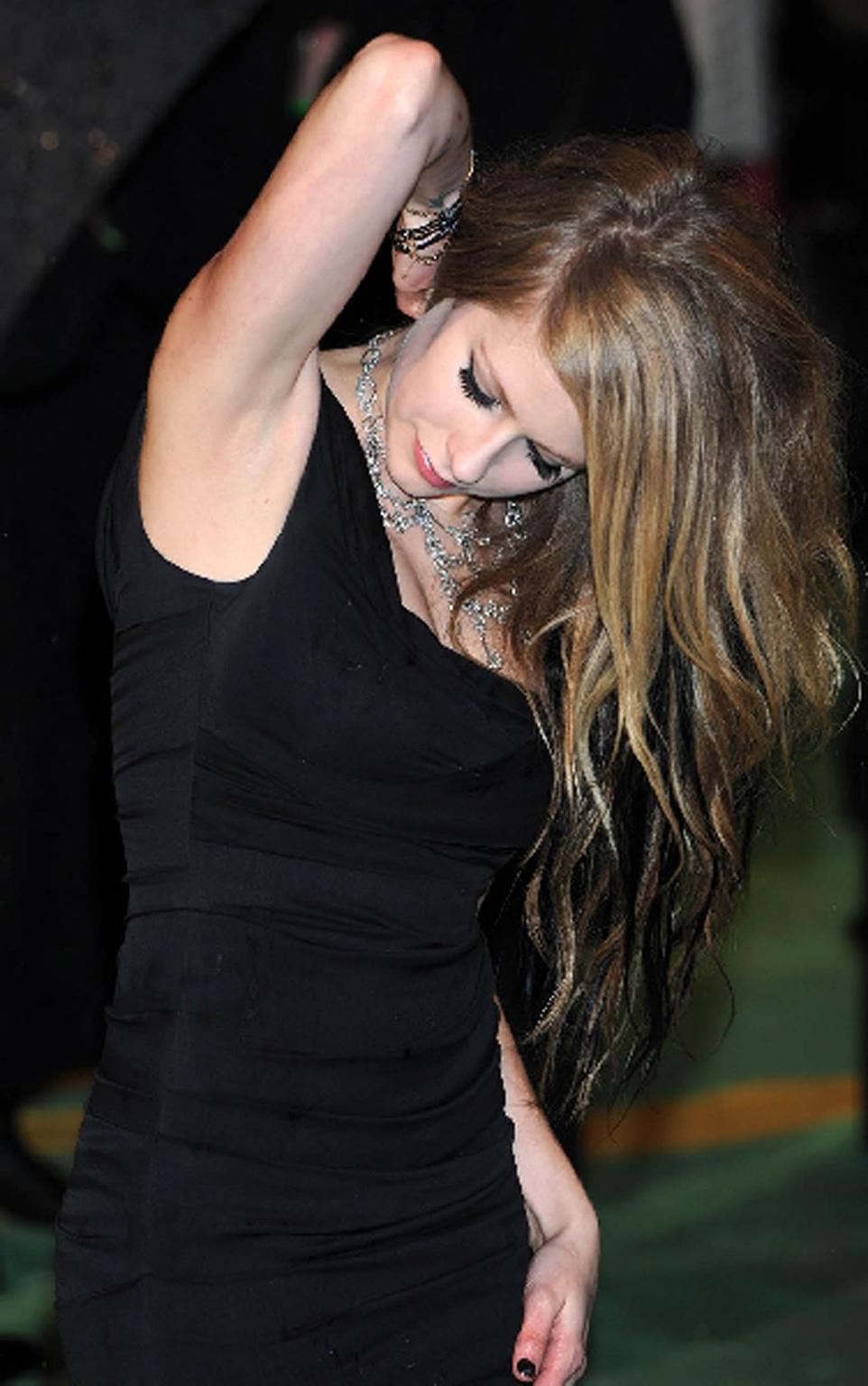 16P Avril Lavigne posing and showing sexy body in evening skirt