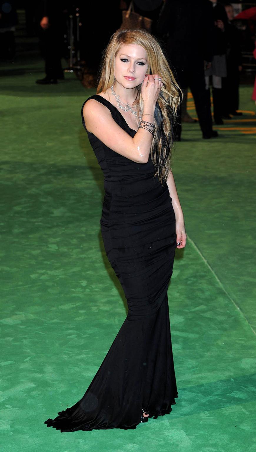 16P Avril Lavigne posing and showing sexy body in evening skirt