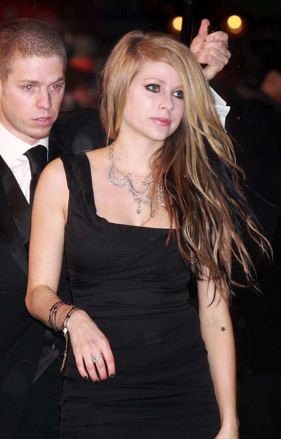 16P Avril Lavigne posing and showing sexy body in evening skirt