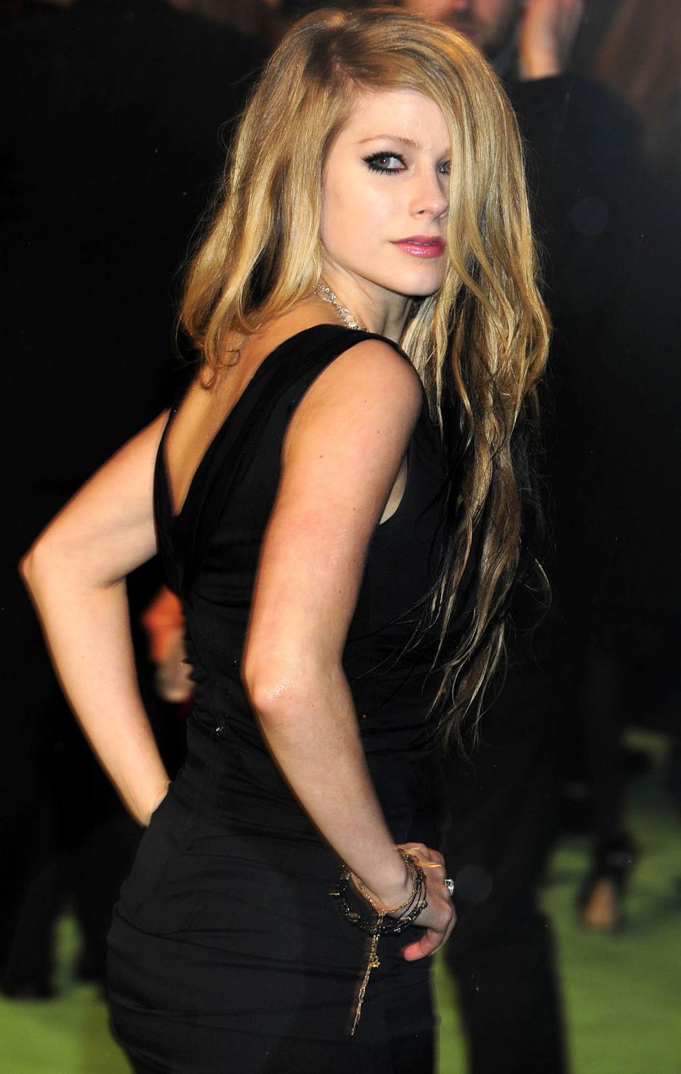 16P Avril Lavigne posing and showing sexy body in evening skirt