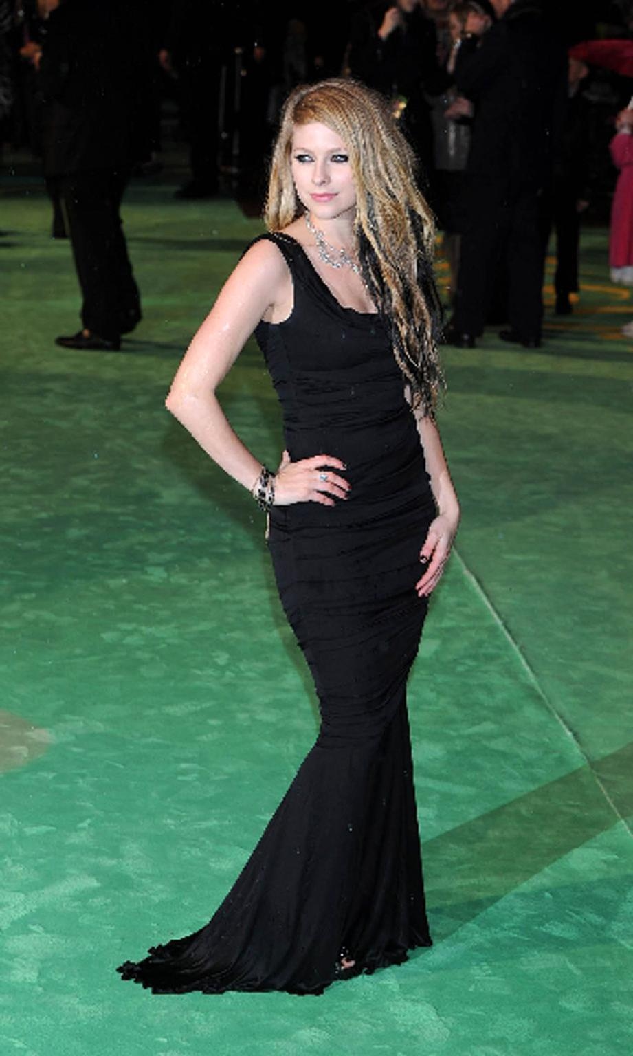 16P Avril Lavigne posing and showing sexy body in evening skirt