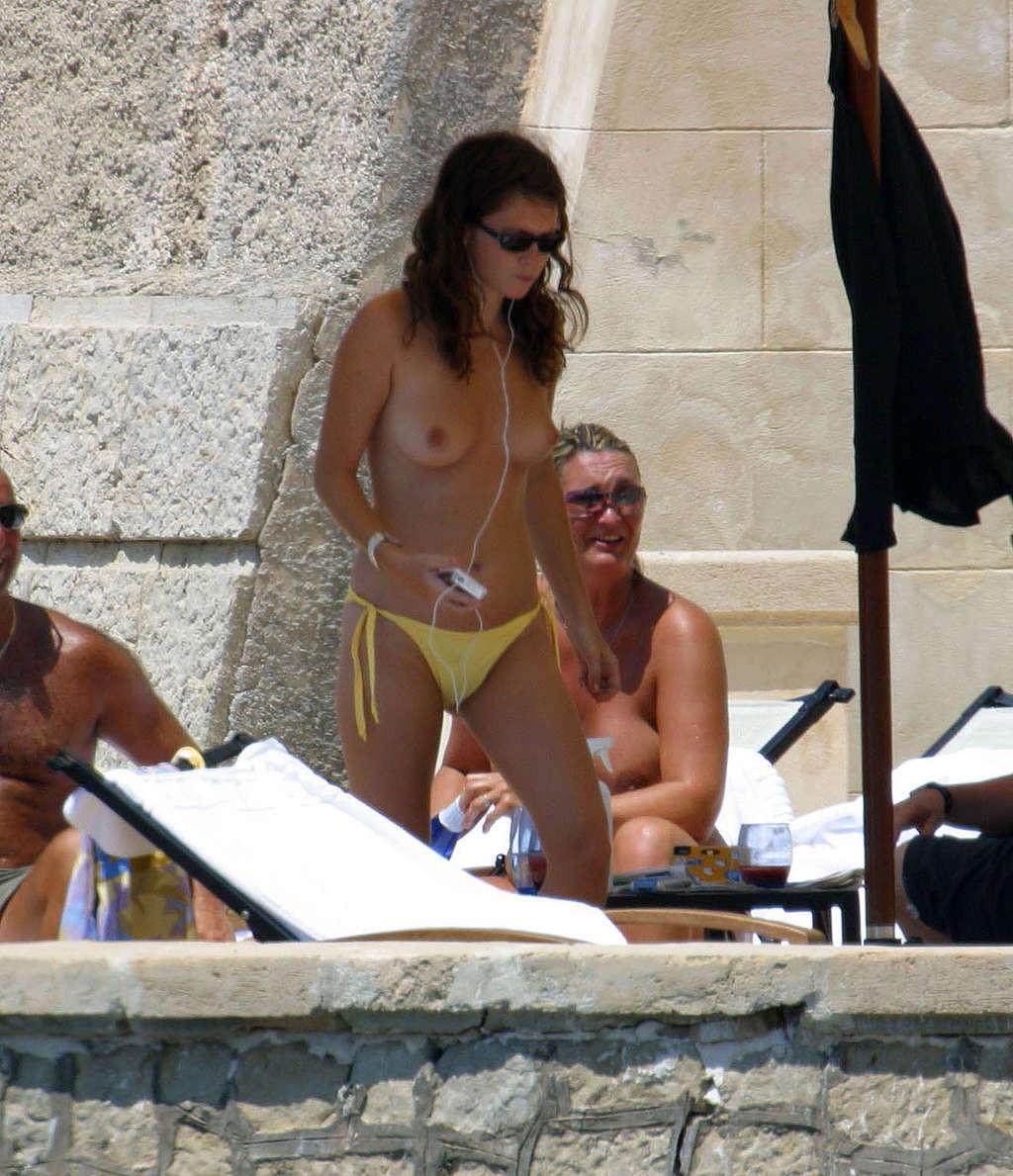 16P Anna Friel showing her nice big tits paparazzi pictures