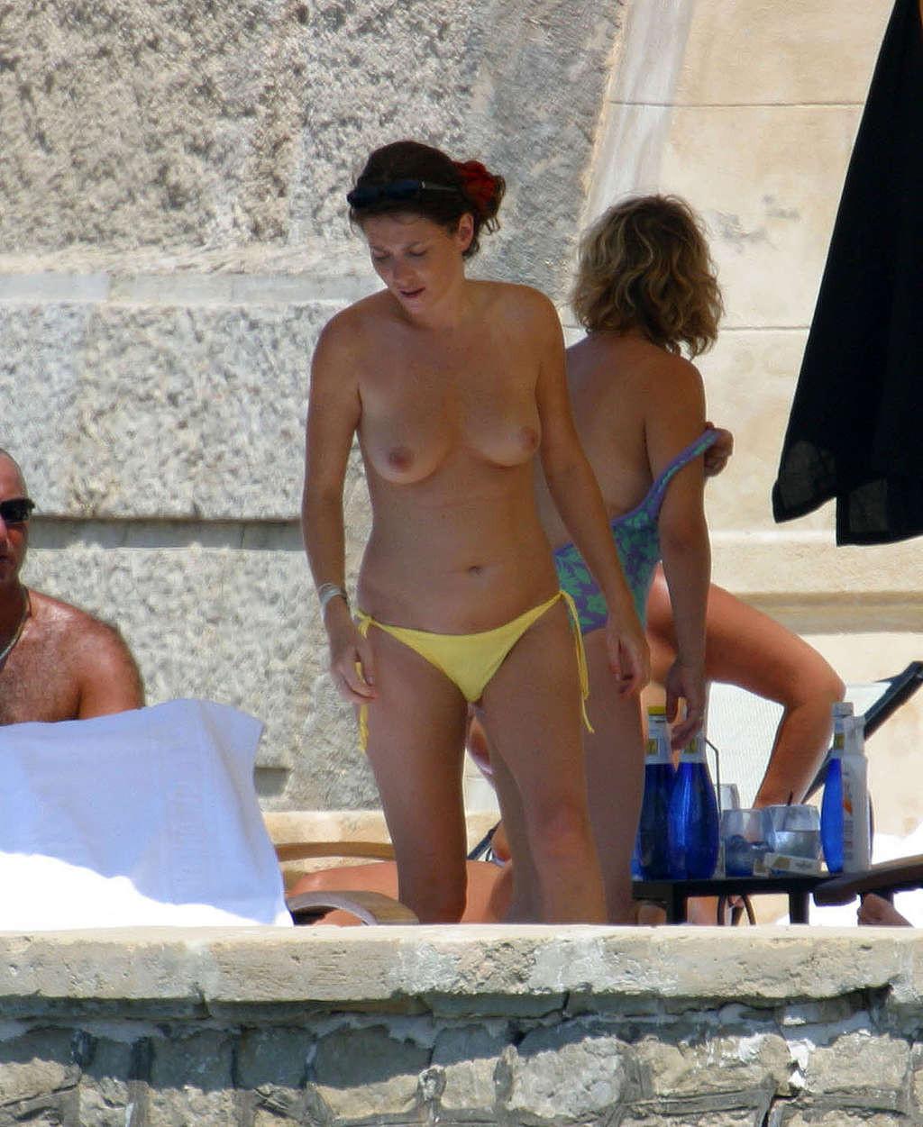 16P Anna Friel showing her nice big tits paparazzi pictures