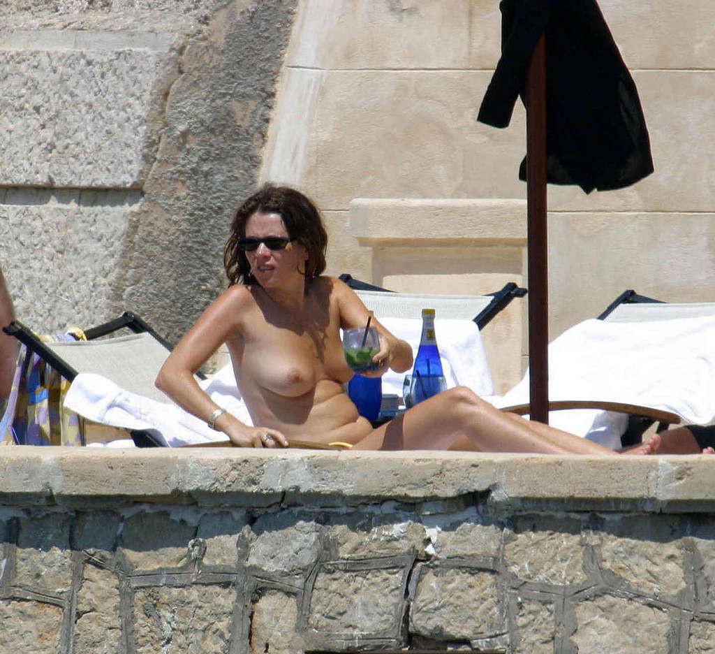 16P Anna Friel showing her nice big tits paparazzi pictures